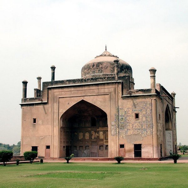 chini-ka-rauza